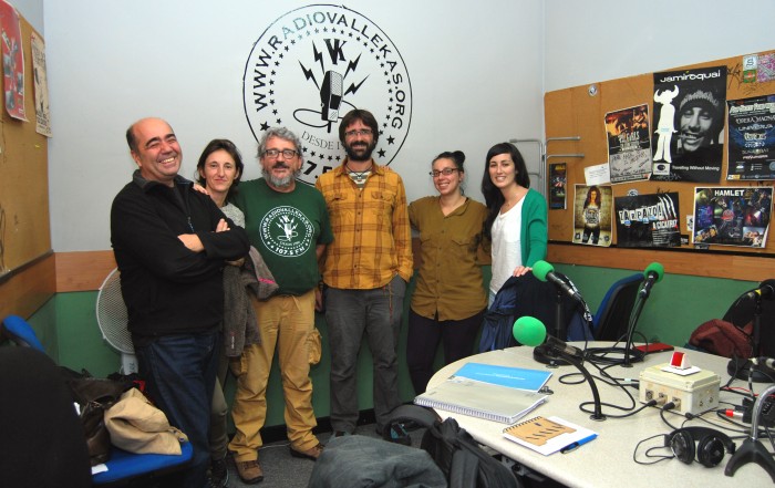 Ruth Caravantes y Daniel García (segunda y tercero, por la derecha), durante una entrevista sobre el proyecto CAS en Radio Vallekas