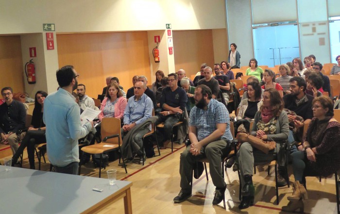 El concejal de Villaverde, Guillermo Zapata, en primera fila, durante la conferencia sobre “Salud y desempleo”, en la que también intervino