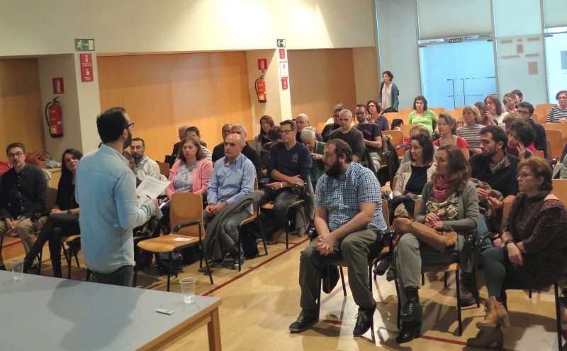 El concejal de Villaverde, Guillermo Zapata, en primera fila, durante la conferencia sobre “Salud y desempleo”, en la que también intervino