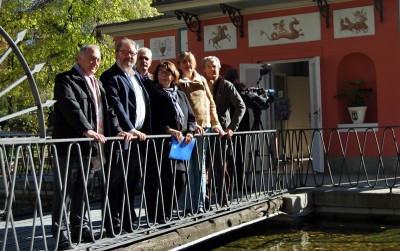 Inés Sabanés y Javier Barbero, en la inauguración del centro de adopción de mascotas. Les acompañan el gerente de Madrid Salud, Antonio Prieto; el subdirector general de Salud Pública, José Jover; el presidente del Colegio de Veterinarios, Felipe Vilas; y la presidenta de FAPAM, Matilde Cubillo