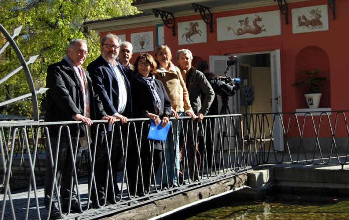 Inés Sabanés y Javier Barbero, en la inauguración del centro de adopción de mascotas. Les acompañan el gerente de Madrid Salud, Antonio Prieto; el subdirector general de Salud Pública, José Jover; el presidente del Colegio de Veterinarios, Felipe Vilas; y la presidenta de FAPAM, Matilde Cubillo