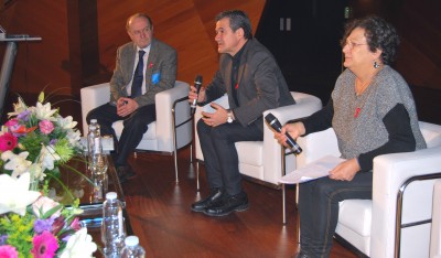 Javier Segura, durante la inauguración de las Jornadas sobre el SIDA, acompañado de Paloma Andrés y Francisco Bru