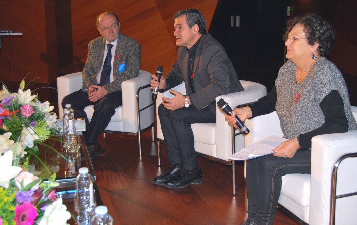 Javier Segura, durante la inauguración de las Jornadas sobre el SIDA, acompañado de Paloma Andrés y Francisco Bru