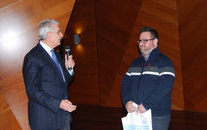 Antonio Prieto entrega el premio al ganador del Concurso de Relatos, Jaime Álvarez Villoria