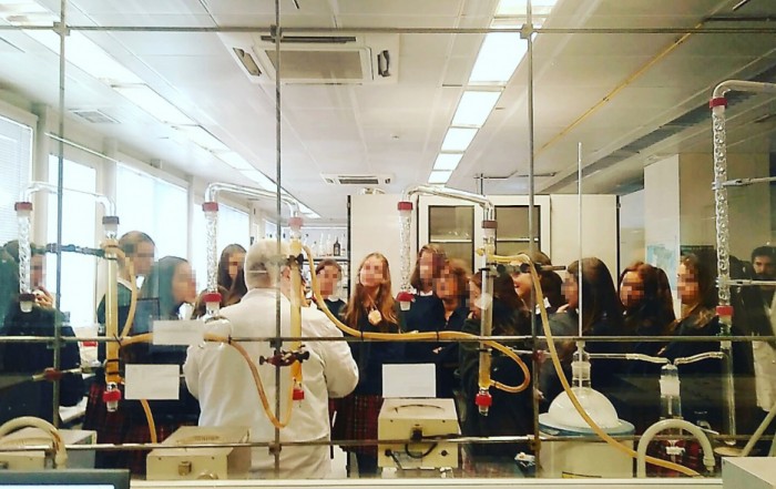 Alumnas de bachillerato visitan el Laboratorio de Salud Pública