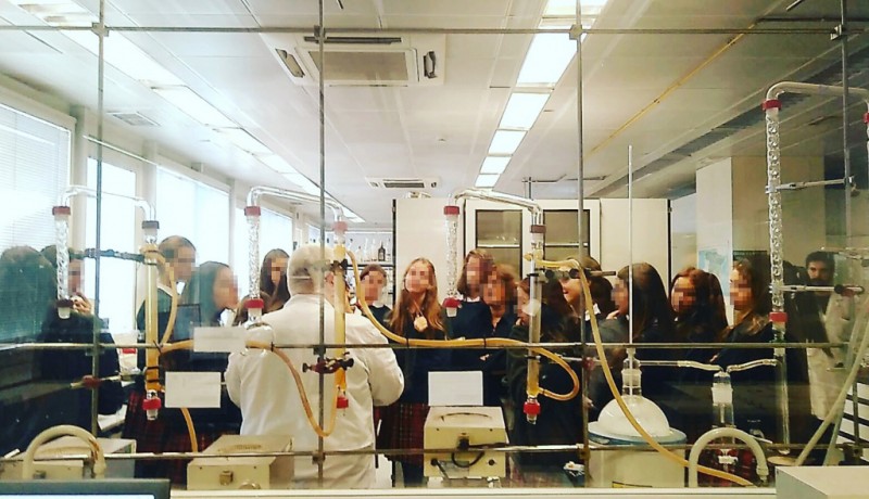 Alumnas de bachillerato visitan el Laboratorio de Salud Pública