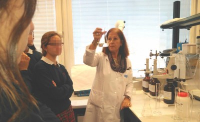 Alumnas de bachillerato visitan el Laboratorio de Salud Pública