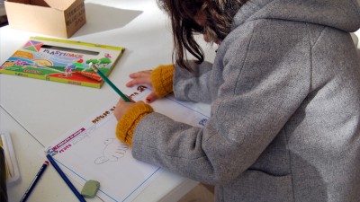 Niña haciendo un dibujo