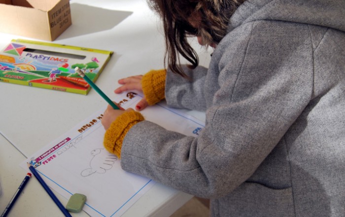 Niña haciendo un dibujo