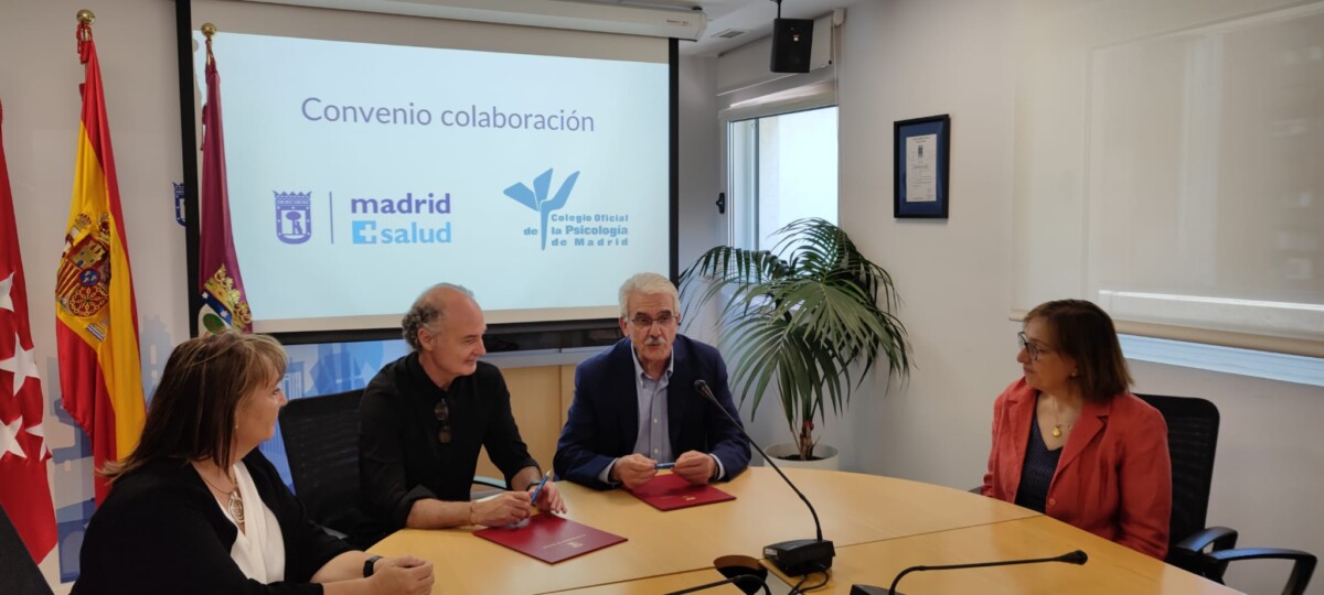 Antonio Prieto Fernández, Gerente de Madrid Salud y José Antonio Luengo Latorre, Decano del Colegio Oficial de Psicología de Madrid firman el convenio de colaboración