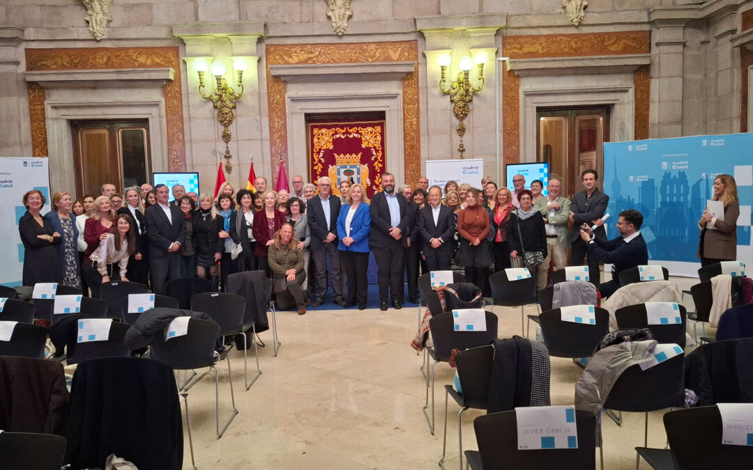 Madrid Salud reconoce la trayectoria de su personal jubilado en un acto celebrado en el Patio de Cristales de la Casa de la Villa